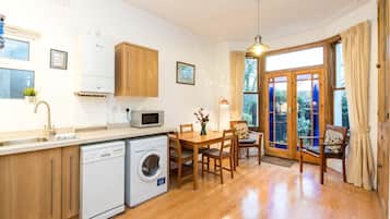 Apartment (1 Bedroom) | Private kitchen | Microwave, electric kettle, dining tables