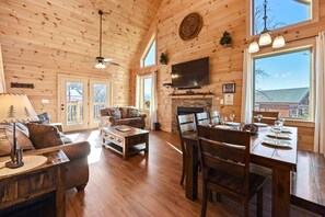 Smart TV, fireplace - Walnut Ridge Cabin. Hot tub, pool table. Only minutes from downtown Gatlinburg! (Gatlinburg)