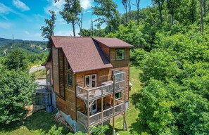 Exterior - Walnut Ridge Cabin. Hot tub, pool table. Only minutes from downtown Gatlinburg! (Gatlinburg)