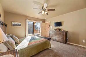 3 bedrooms, iron/ironing board, free WiFi, bed sheets - Walnut Ridge Cabin. Hot tub, pool table. Only minutes from downtown Gatlinburg! (Gatlinburg)