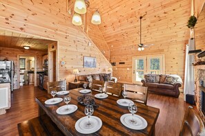 Interior - Walnut Ridge Cabin. Hot tub, pool table. Only minutes from downtown Gatlinburg! (Gatlinburg)