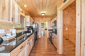 Fridge, microwave, oven, stovetop - Walnut Ridge Cabin. Hot tub, pool table. Only minutes from downtown Gatlinburg! (Gatlinburg)