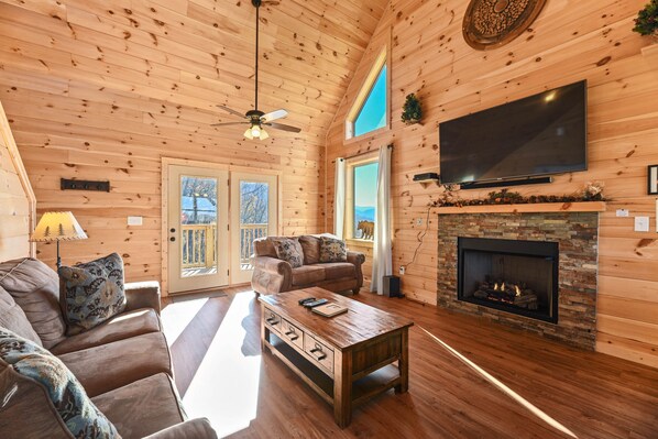 Smart TV, fireplace - Walnut Ridge Cabin. Hot tub, pool table. Only minutes from downtown Gatlinburg! (Gatlinburg)