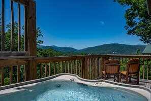 Outdoor spa tub - Walnut Ridge Cabin. Hot tub, pool table. Only minutes from downtown Gatlinburg! (Gatlinburg)