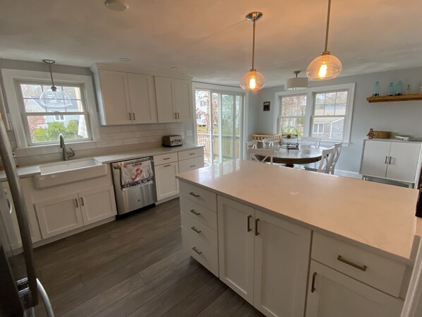 Fridge, microwave, oven, stovetop - Popponesset modern beach house 6 minute walk to private beach (plenty of beds)! (Mashpee)