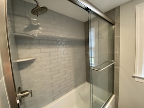 Ducha y bañera combinadas, toallas, jabón y papel higiénico