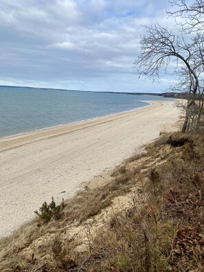 Ranta lähistöllä, aurinkotuoleja, rantapyyhkeitä