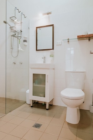 Dusche, Haartrockner, Handtücher, Seife