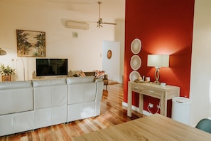Télévision, lecteur de DVD, livres, médiathÚque