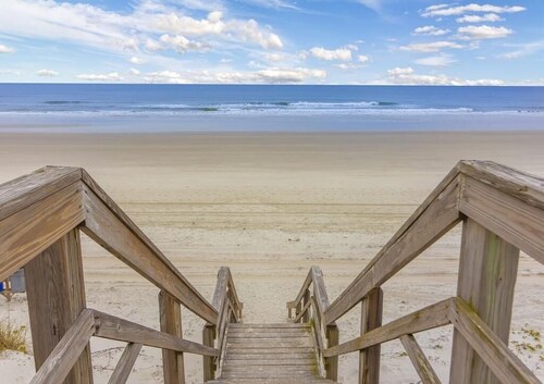 Spacious Townhome ~ Pet Friendly ~ Great Beach Location!