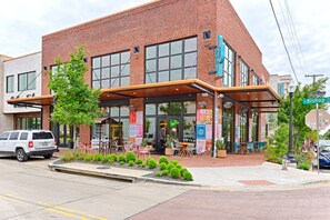 Exterior - World Cup Stay: 2 BR Bishop Arts District House, Hot Tub, Putting Green, Gardens (Dallas)