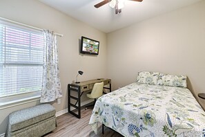 2 bedrooms, desk, iron/ironing board, free WiFi - World Cup Stay: 2 BR Bishop Arts District House, Hot Tub, Putting Green, Gardens (Dallas)