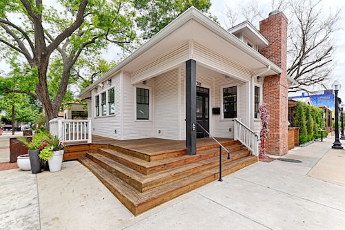 World Cup Stay: 2 BR Bishop Arts District House, Hot Tub, Putting Green, Gardens