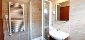 Badewanne, Haartrockner, Handtücher, Seife