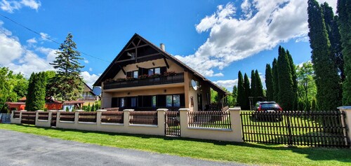 Varga Gardens II, Holiday home near the beach with air conditioning and WiFi