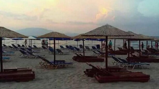 A beach with sun loungers and umbrellas. - Yria suite (Katastari, Allykes)