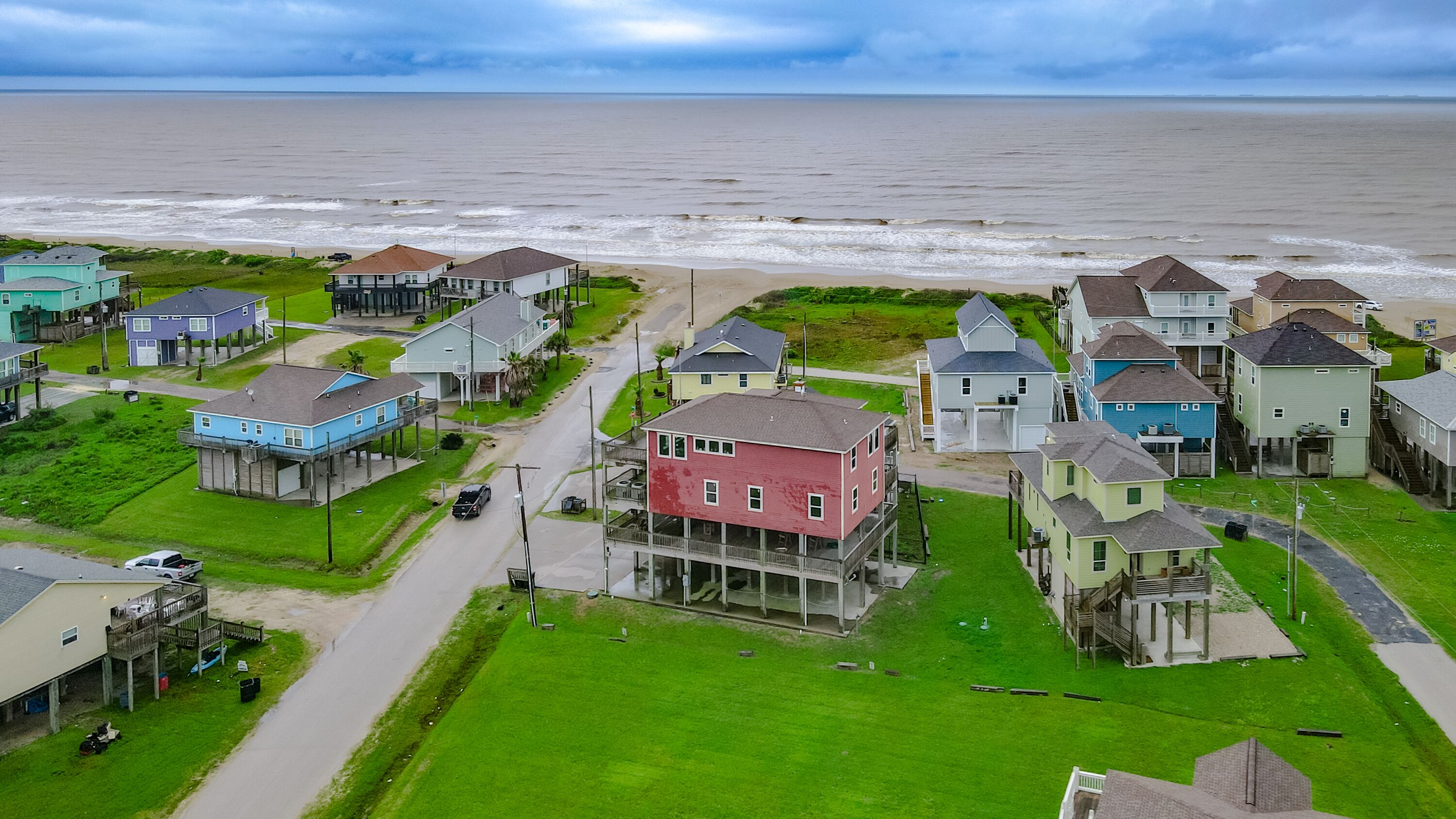 Cove's Nest is a 6 bedroom, 3 bathroom home that sleeps 22.