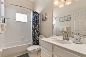 Suihku, hiustenkuivaaja, pyyhkeet