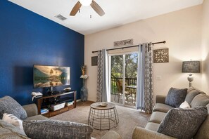 TV, offices - Cute condo in Bahama Bay with big balcony (Davenport)