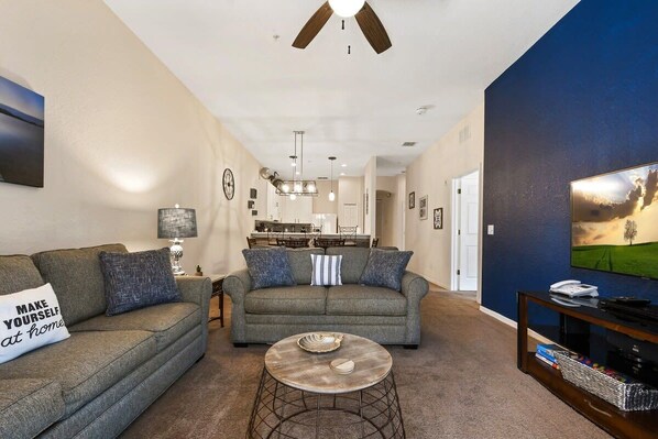 TV, offices - Cute condo in Bahama Bay with big balcony (Davenport)