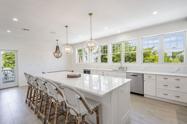 Fridge, microwave, oven, stovetop - 7 Bed/4 Bath, Salt Water Pool, Walk to beach/boardwalk (Point Pleasant Beach)