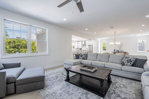 Smart-TV, Kamin, Videospielkonsole, Bücher