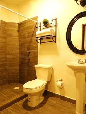 Comfort-Apartment, 2 Doppelbetten, mit Bad, Stadtblick | Badezimmer | Badewanne, kostenlose Toilettenartikel, Handtücher, Seife