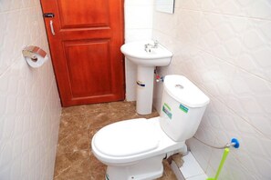 Căn hộ | Phòng tắm | Buồng tắm vòi sen, đồ dùng nhà tắm miễn phí, máy sấy tóc, khăn tắm 