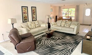 Téléviseur connecté, lecteur de DVD, livres, sélection de films