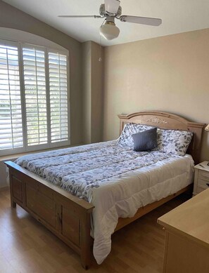 4 habitaciones, escritorio y tabla de planchar con plancha 