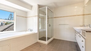 Badekar, gratis toiletartikler, hårtørrer, håndklæder