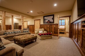 4 bedrooms, iron/ironing board, travel cot, free WiFi - New Large Adirondack Lodge with Pond Waterfront and A/C (Old Forge)