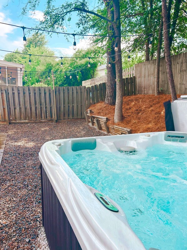 Outdoor spa tub - Relaxing 3 BR2BA Retreat with HotTub only 1.4 to Augusta National (Augusta)