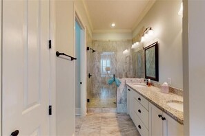 Shower, towels - Poolside Cottage 57 - Magnolia Cottage The Cottages at Jekyll Island Poolside (Jekyll Island)
