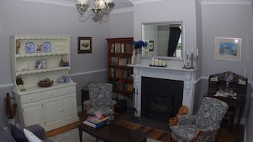 Fernseher, Kamin, Bücher