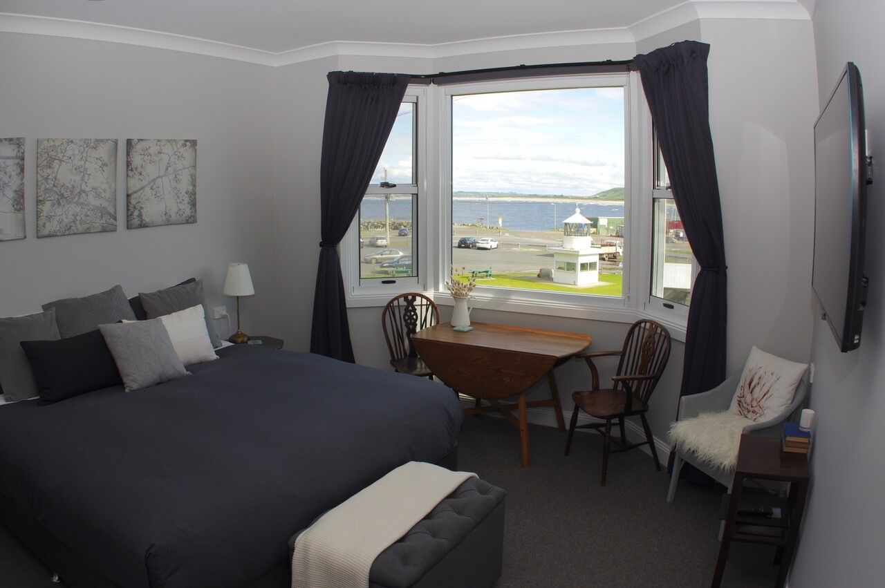 King suite with bay views- breakfast included — image 14