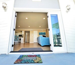 Exterior detail - SurfViewDisney25Min3UnitsPark5CarsBikesWashersBBQs (Newport Beach)