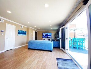 8 habitaciones, escritorio y tabla de planchar con plancha