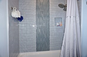 Bathtub, hair dryer, towels - 🌺 Upgraded Studio with Garden-View Balcony — Gulf Winds Resort (Saint Pete Beach)