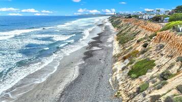 Playa en los alrededores, camastros y toallas de playa