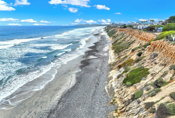 Playa en los alrededores, camastros y toallas de playa 
