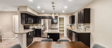 冷蔵庫、電子レンジ、オーブン、コンロ