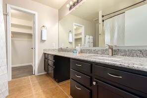 Combined shower/tub, hair dryer, towels, soap - Perfect Location in Phoenix!! (Phoenix)