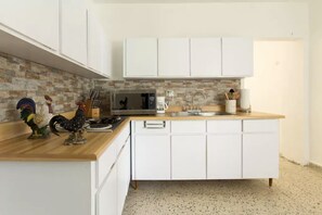 Geladeira, micro-ondas, cooktop, cafeteira/chaleira