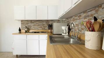 Een koelkast, een microgolfoven, een kookplaat