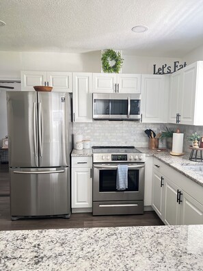 冷蔵庫、電子レンジ、オーブン、コンロ