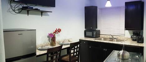 Refrigerador, microondas, horno y parrilla de estufa