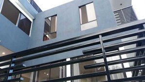 Un bâtiment moderne doté de grandes fenêtres et d’un balcon.
