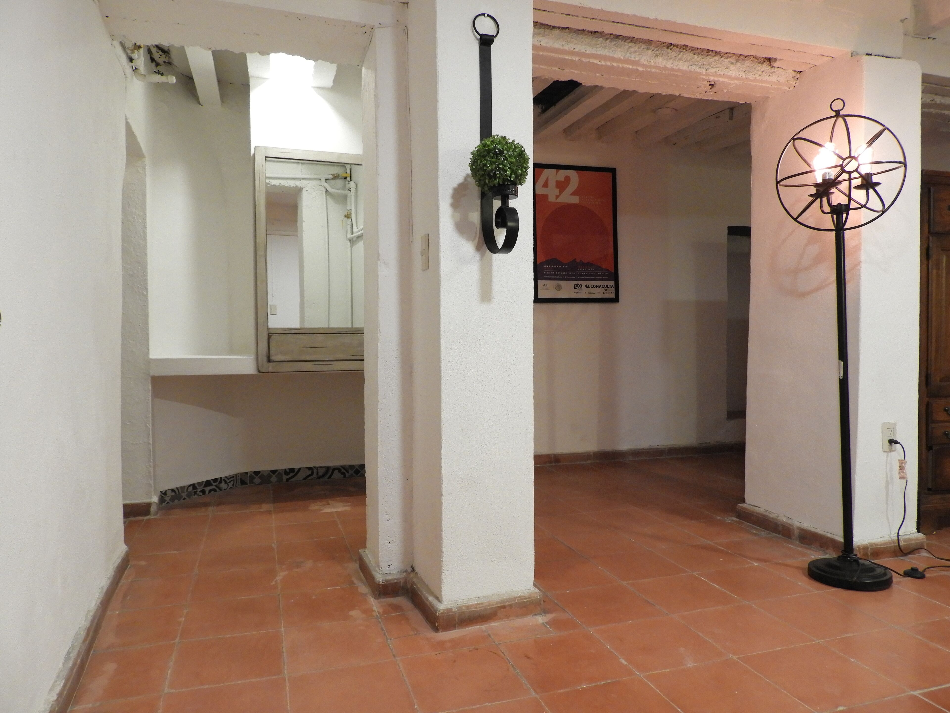 Departamento familiar, 2 habitaciones, baño privado | Área de sala de estar | Smart TV de 32 pulgadas con canales vía satélite y televisión 