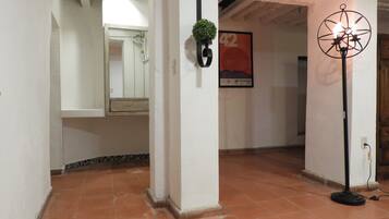 Departamento familiar, 2 habitaciones, baño privado | Área de sala de estar | Smart TV de 32 pulgadas con canales vía satélite y televisión